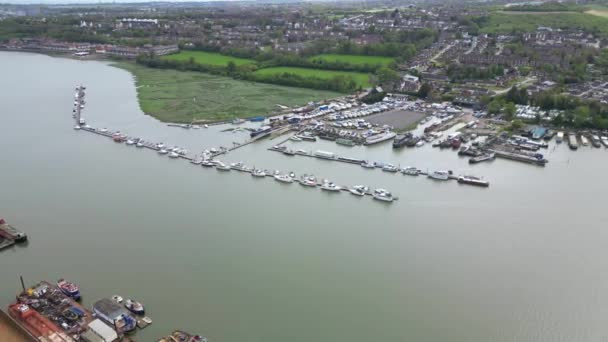 High Angle Drone Camera Filmagem Rochester City Localizado River Thames — Vídeo de Stock