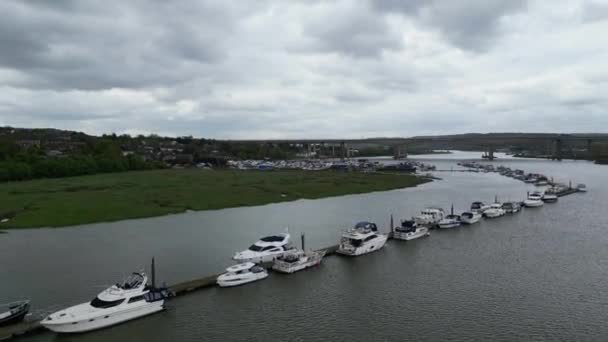 High Angle Drone Camera Filmagem Rochester City Localizado River Thames — Vídeo de Stock