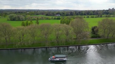 İngiltere 'nin Slough London kentindeki Datchet Town' ın yüksek açılı görüntüsü. 24 Nisan 2024