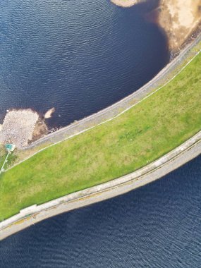 İngiltere 'nin Sheffield şehrinin tepelerindeki Redmires Su Rezervleri' nin En Güzel İngiliz Manzarası Yüksek Açılı Manzarası, 30 Nisan 2024