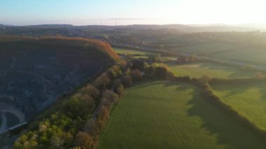 Markfield Köyü 'nün ve İngiltere' nin Leicestershire 'ın kırsal manzarasının gündoğumu sabahında hava görüntüsü. 26 Nisan 2024