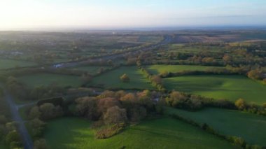 Markfield Köyü 'nün ve İngiltere' nin Leicestershire 'ın kırsal manzarasının gündoğumu sabahında hava görüntüsü. 26 Nisan 2024