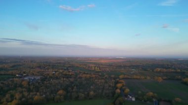 Markfield Köyü 'nün ve İngiltere' nin Leicestershire 'ın kırsal manzarasının gündoğumu sabahında hava görüntüsü. 26 Nisan 2024