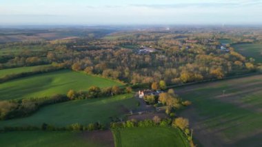 Markfield Köyü 'nün ve İngiltere' nin Leicestershire 'ın kırsal manzarasının gündoğumu sabahında hava görüntüsü. 26 Nisan 2024