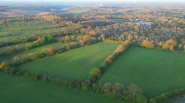 Markfield Köyü 'nün ve İngiltere' nin Leicestershire 'ın kırsal manzarasının gündoğumu sabahında hava görüntüsü. 26 Nisan 2024