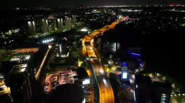 Aydınlanmış Orta Chiswick Londra Şehri 'nin İngiltere' deki Gece Havadan Görünümü. 24 Nisan 2024