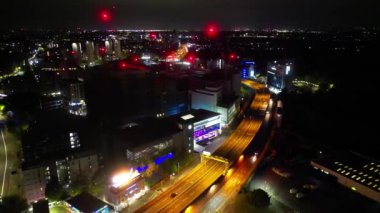 Aydınlanmış Orta Chiswick Londra Şehri 'nin İngiltere' deki Gece Havadan Görünümü. 24 Nisan 2024