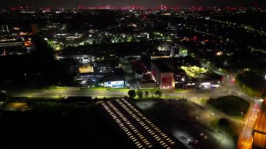 Aydınlanmış Orta Chiswick Londra Şehri 'nin İngiltere' deki Gece Havadan Görünümü. 24 Nisan 2024