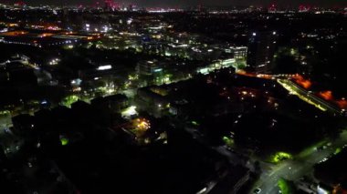 Aydınlanmış Orta Chiswick Londra Şehri 'nin İngiltere' deki Gece Havadan Görünümü. 24 Nisan 2024