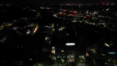 Aydınlanmış Orta Chiswick Londra Şehri 'nin İngiltere' deki Gece Havadan Görünümü. 24 Nisan 2024