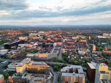 Great Manchester Şehir Merkezi 'nin ve Sunset' in Altın Saati 'ndeki Uzun Binaların Hava Görüntüsü. 5 Mayıs 2024