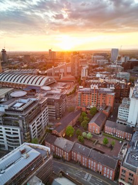 Great Manchester Şehir Merkezi 'nin ve Sunset' in Altın Saati 'ndeki Uzun Binaların Hava Görüntüsü. 5 Mayıs 2024