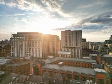 Great Manchester Şehir Merkezi 'nin ve Sunset' in Altın Saati 'ndeki Uzun Binaların Hava Görüntüsü. 5 Mayıs 2024