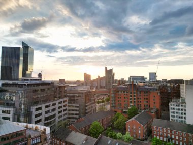 Great Manchester Şehir Merkezi 'nin ve Sunset' in Altın Saati 'ndeki Uzun Binaların Hava Görüntüsü. 5 Mayıs 2024