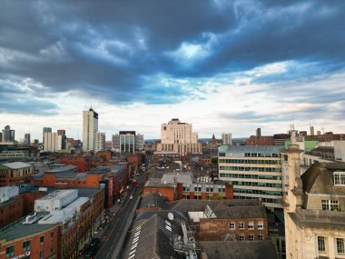 Great Manchester Şehir Merkezi 'nin ve Sunset' in Altın Saati 'ndeki Uzun Binaların Hava Görüntüsü. 5 Mayıs 2024