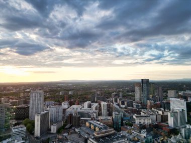 Great Manchester Şehir Merkezi 'nin ve Sunset' in Altın Saati 'ndeki Uzun Binaların Hava Görüntüsü. 5 Mayıs 2024
