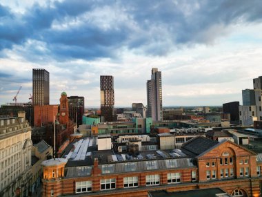 Great Manchester Şehir Merkezi 'nin ve Sunset' in Altın Saati 'ndeki Uzun Binaların Hava Görüntüsü. 5 Mayıs 2024