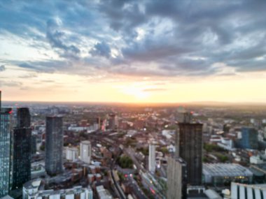 Great Manchester Şehir Merkezi 'nin ve Sunset' in Altın Saati 'ndeki Uzun Binaların Hava Görüntüsü. 5 Mayıs 2024