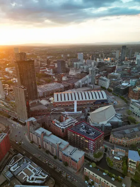 Great Manchester Şehir Merkezi 'nin ve Sunset' in Altın Saati 'ndeki Uzun Binaların Hava Görüntüsü. 5 Mayıs 2024