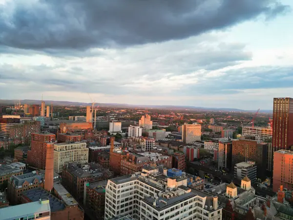 Great Manchester Şehir Merkezi 'nin ve Sunset' in Altın Saati 'ndeki Uzun Binaların Hava Görüntüsü. 5 Mayıs 2024