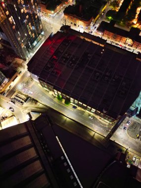 Aydınlanmış Central Manchester City ve Downtown Buildings 'in Hava Gecesi Manzarası, İngiltere. 4 Mayıs 2024