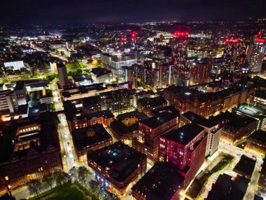 Aydınlanmış Central Manchester City ve Downtown Buildings 'in Hava Gecesi Manzarası, İngiltere. 4 Mayıs 2024