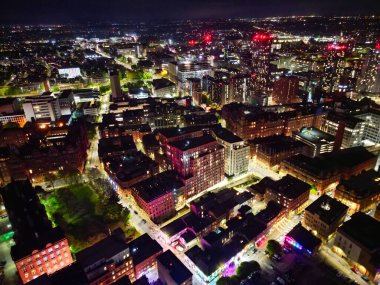 Aydınlanmış Central Manchester City ve Downtown Buildings 'in Hava Gecesi Manzarası, İngiltere. 4 Mayıs 2024