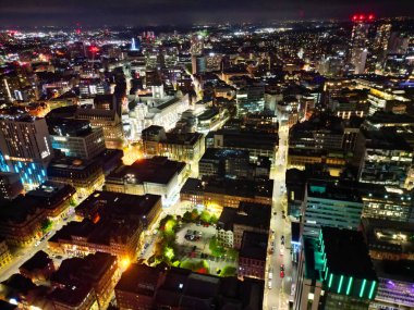Aydınlanmış Central Manchester City ve Downtown Buildings 'in Hava Gecesi Manzarası, İngiltere. 4 Mayıs 2024