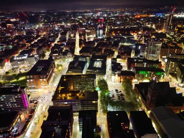 Aydınlanmış Central Manchester City ve Downtown Buildings 'in Hava Gecesi Manzarası, İngiltere. 4 Mayıs 2024