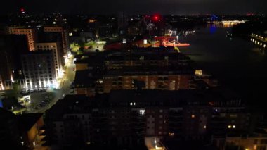 İngiltere 'nin Thames Nehri' ndeki Aydınlatılmış Wandsworth Central London Yüksek Açılı Gece Görüntüsü. 24 Nisan 2024