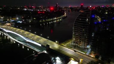 İngiltere 'nin Thames Nehri' ndeki Aydınlatılmış Wandsworth Central London Yüksek Açılı Gece Görüntüsü. 24 Nisan 2024