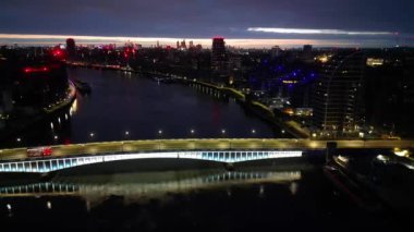 İngiltere 'nin Thames Nehri' ndeki Aydınlatılmış Wandsworth Central London Yüksek Açılı Gece Görüntüsü. 24 Nisan 2024