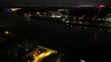İngiltere 'nin Thames Nehri' ndeki Aydınlatılmış Wandsworth Central London Yüksek Açılı Gece Görüntüsü. 24 Nisan 2024