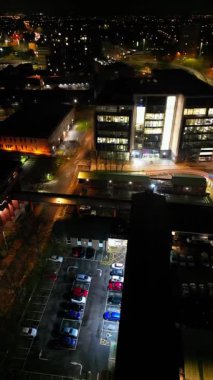 İngiltere 'nin Aydınlanmış Tarihi Merkez Coventry şehrinin Hava Dikey Tarzı Görüntüsü. 8 Nisan 2024