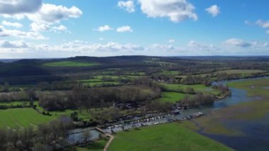 İngiltere 'nin tarihi Oxford şehrinde Thames Nehri ve Park' tan Yüksek Açı Manzarası. 23 Mart 2024