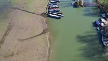 İngiltere 'nin tarihi Oxford şehrinde Thames Nehri ve Park' tan Yüksek Açı Manzarası. 23 Mart 2024