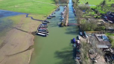 İngiltere 'nin tarihi Oxford şehrinde Thames Nehri ve Park' tan Yüksek Açı Manzarası. 23 Mart 2024