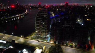 İngiltere 'nin başkenti Londra' daki River Thames 'te Aydınlanmış Wandsworth Central London' ın Gece Görüntüleri. 24 Nisan 2024