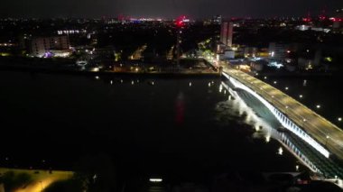 İngiltere 'nin başkenti Londra' daki River Thames 'te Aydınlanmış Wandsworth Central London' ın Gece Görüntüleri. 24 Nisan 2024