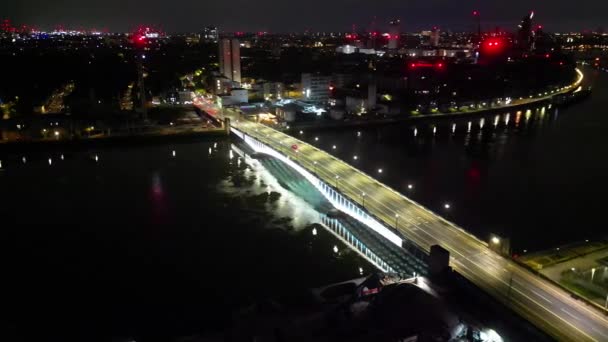 英国伦敦泰晤士河畔的灯火通明的旺兹沃斯市中心的夜景 2024年4月24日 — 图库视频影像
