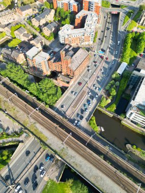 İngiltere üzerinde güneşli bir günde Manchester City Center Buildings 'in yüksek açılı görüntüsü. 5 Mayıs 2024