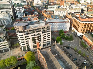İngiltere üzerinde güneşli bir günde Manchester City Center Buildings 'in yüksek açılı görüntüsü. 5 Mayıs 2024