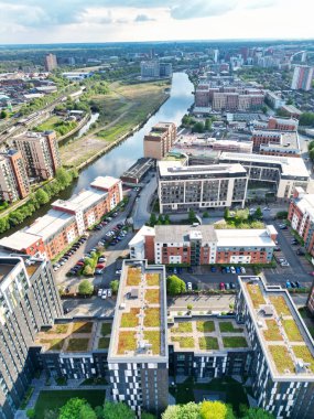 İngiltere üzerinde güneşli bir günde Manchester City Center Buildings 'in yüksek açılı görüntüsü. 5 Mayıs 2024