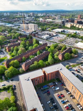 İngiltere üzerinde güneşli bir günde Manchester City Center Buildings 'in yüksek açılı görüntüsü. 5 Mayıs 2024