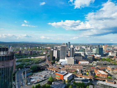 İngiltere üzerinde güneşli bir günde Manchester City Center Buildings 'in yüksek açılı görüntüsü. 5 Mayıs 2024