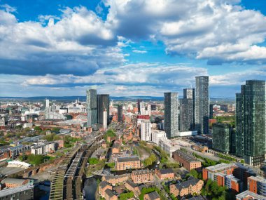 İngiltere üzerinde güneşli bir günde Manchester City Center Buildings 'in yüksek açılı görüntüsü. 5 Mayıs 2024