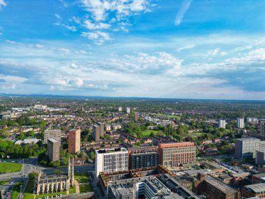İngiltere üzerinde güneşli bir günde Manchester City Center Buildings 'in yüksek açılı görüntüsü. 5 Mayıs 2024