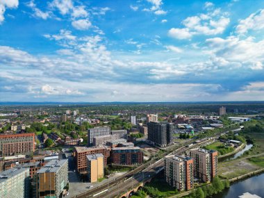 İngiltere üzerinde güneşli bir günde Manchester City Center Buildings 'in yüksek açılı görüntüsü. 5 Mayıs 2024