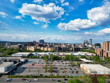 İngiltere üzerinde güneşli bir günde Manchester City Center Buildings 'in yüksek açılı görüntüsü. 5 Mayıs 2024