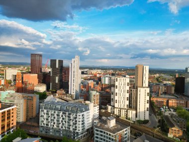 İngiltere üzerinde güneşli bir günde Manchester City Center Buildings 'in yüksek açılı görüntüsü. 5 Mayıs 2024